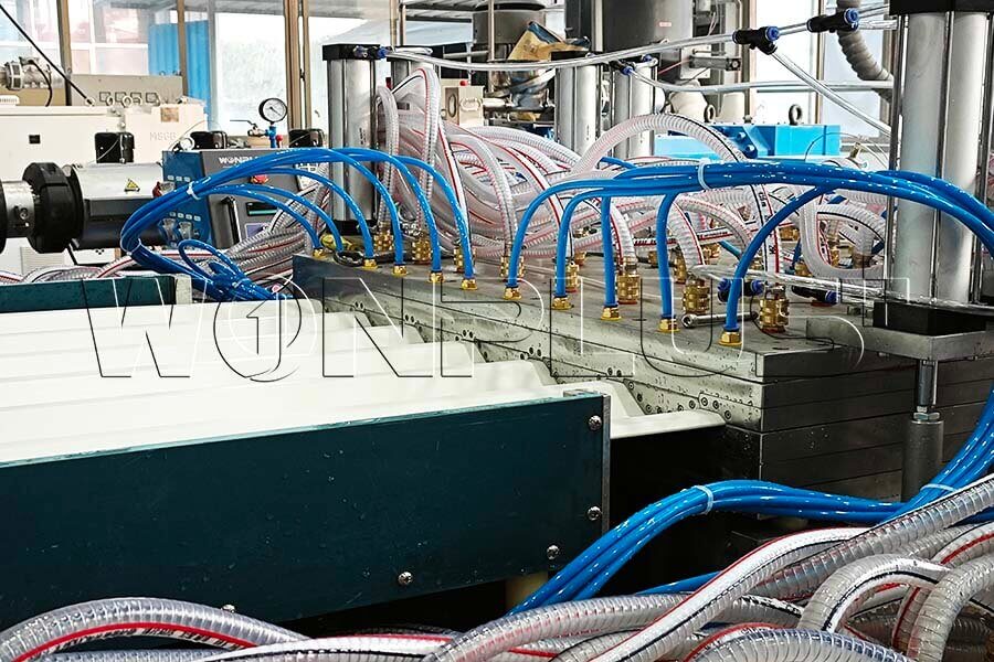 Dây chuyền ép đùn mái rỗng PVC đã hoàn thành vận hành