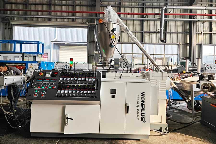 WONPLUS đã đưa vào vận hành thành công dây chuyền ép đùn ống PVC bốn đầu ra hiệu suất cao.