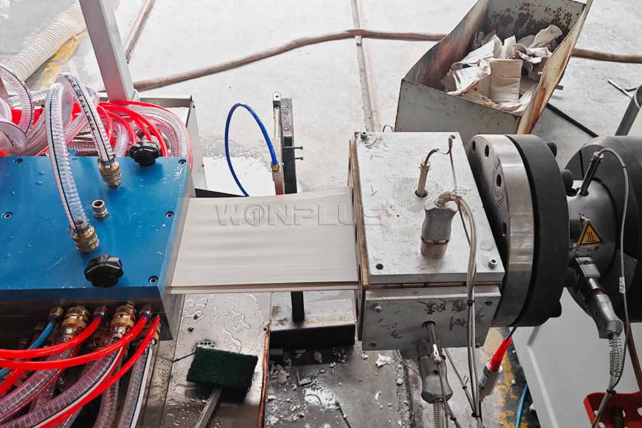 WONPLUS vận hành thành công dây chuyền ép đùn tấm trần PVC.