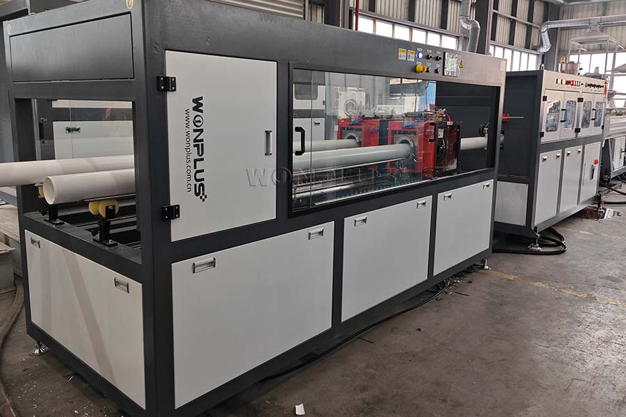 WONPLUS vận hành thành công dây chuyền ép đùn ống PVC hai đầu ra 90-110mm